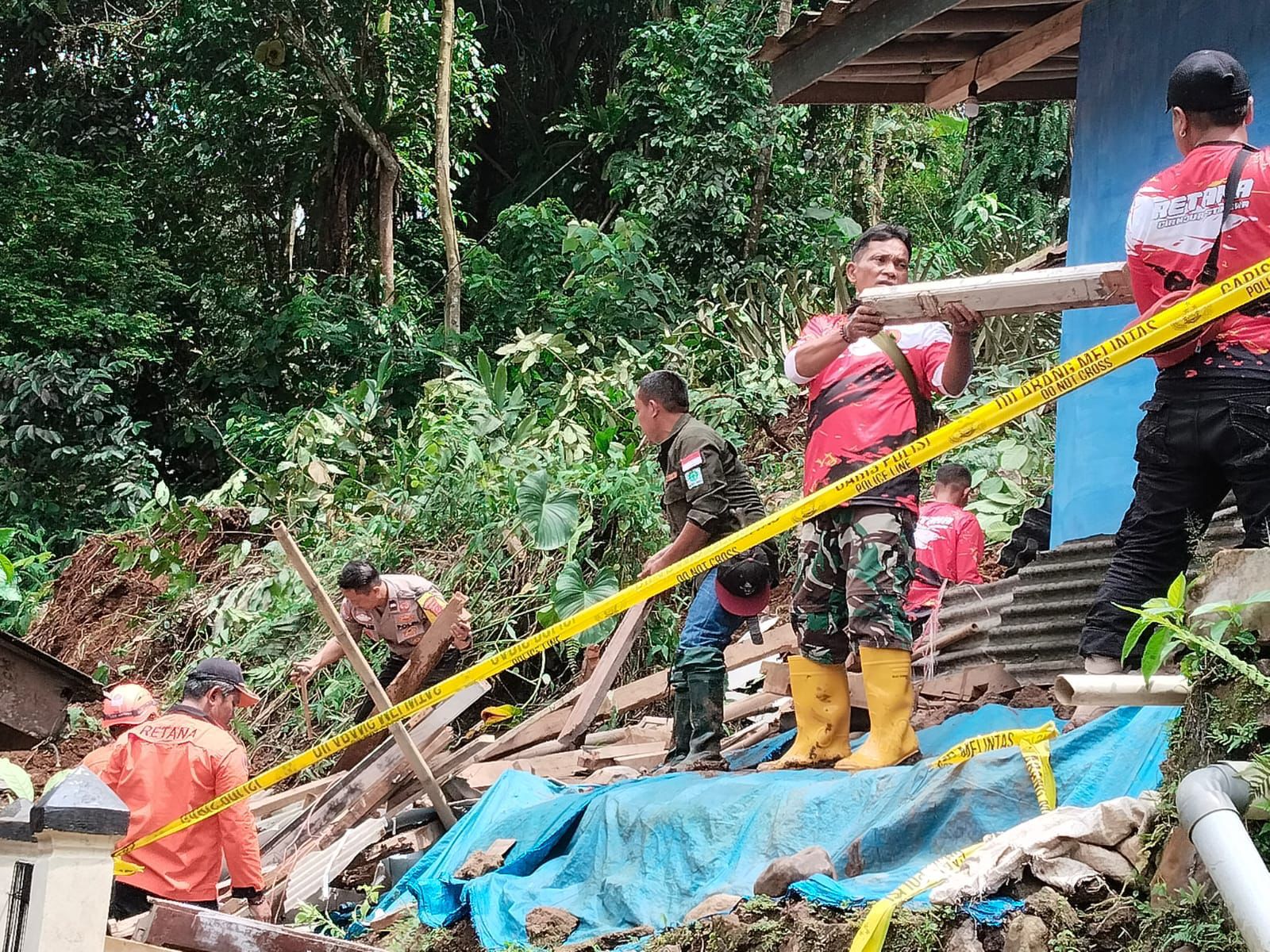 Satu Rumah di Cugenang Tertimbun Longsor Usai Diguyur Hujan Deras