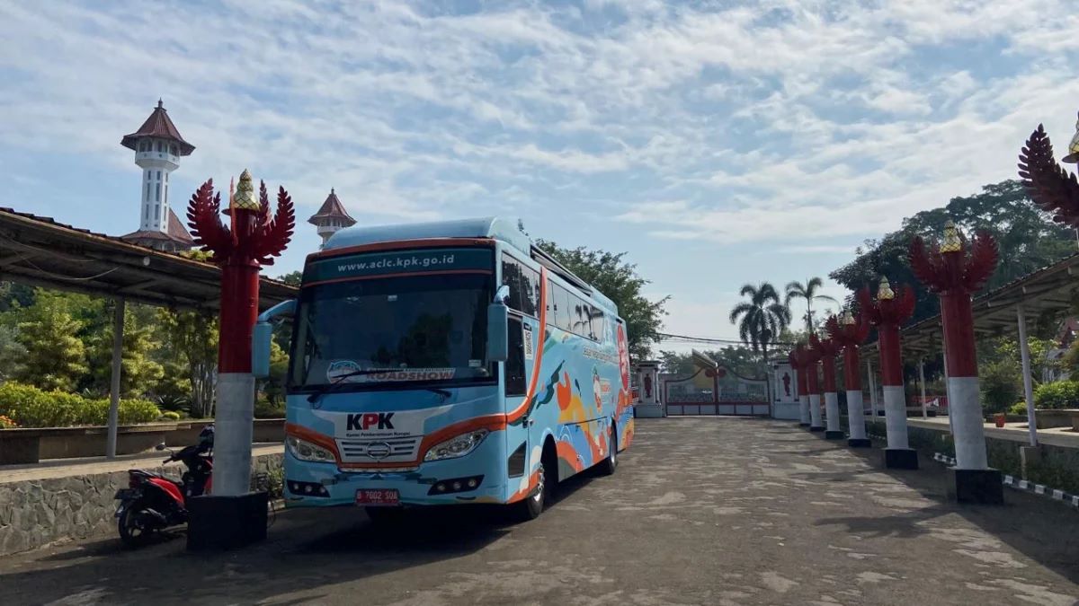 Mobil KPK Parkir di Pendopo Kabupaten Cianjur, Ada Pemeriksaan?