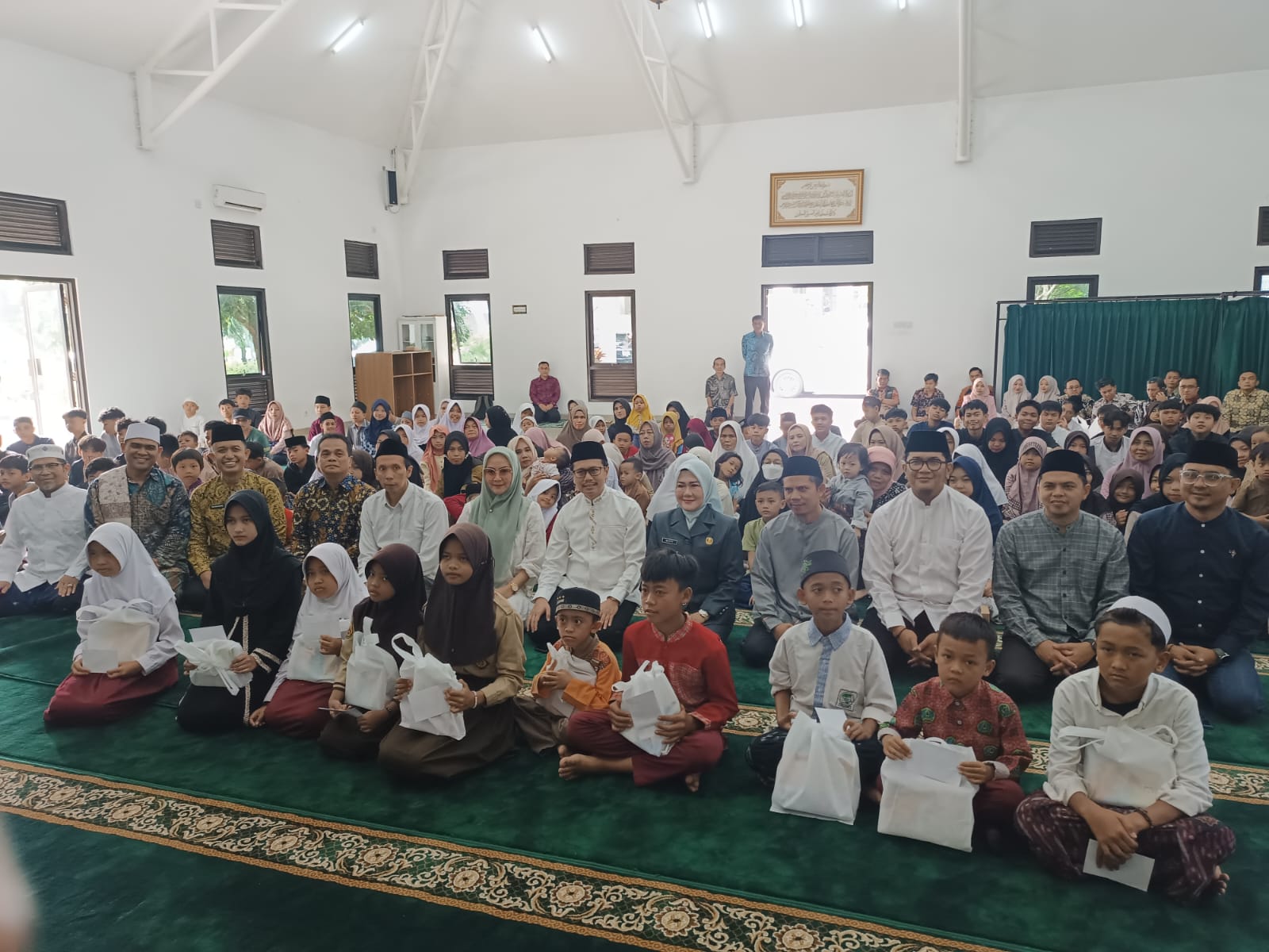 DKM Al-Amanah DPRD Cianjur Santuni Ratusan Anak Yatim