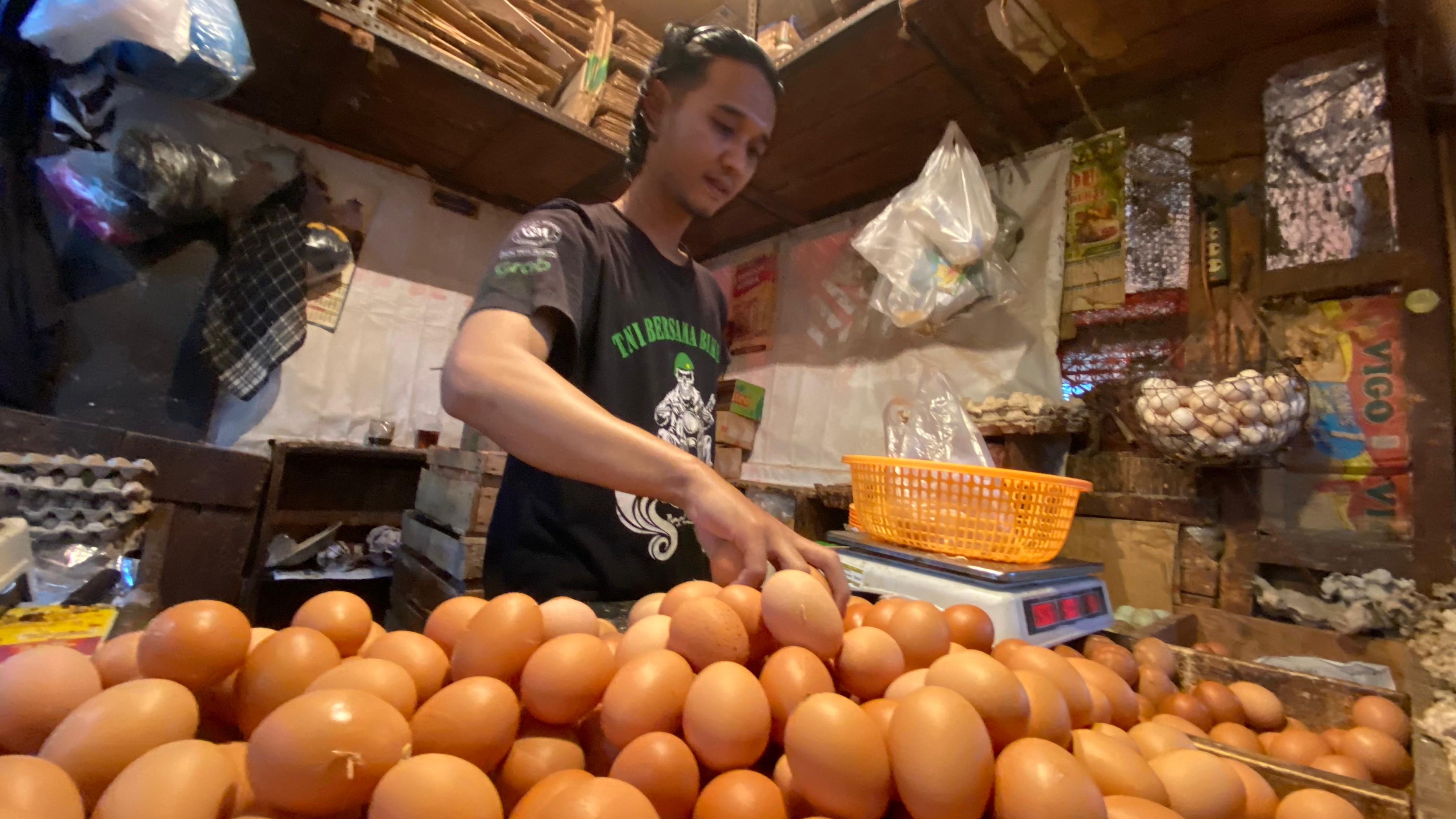 Merangkak Naik, Harga Telur Ayam di Pasar Cianjur Sentuh Rp30 Ribu Per Kilogram