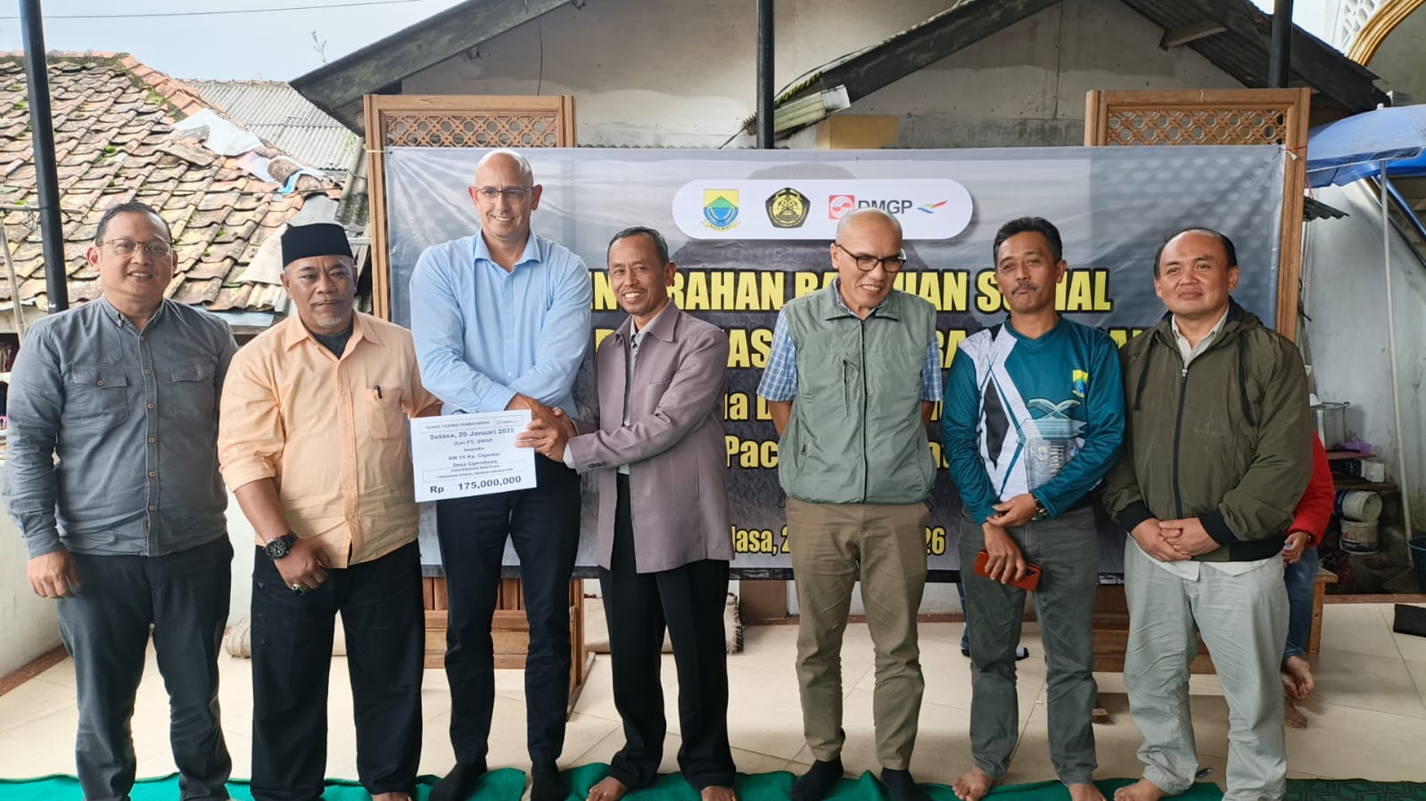 Warga Kampung Ciguntur Cianjur Terima Bantuan dari Perusahaan