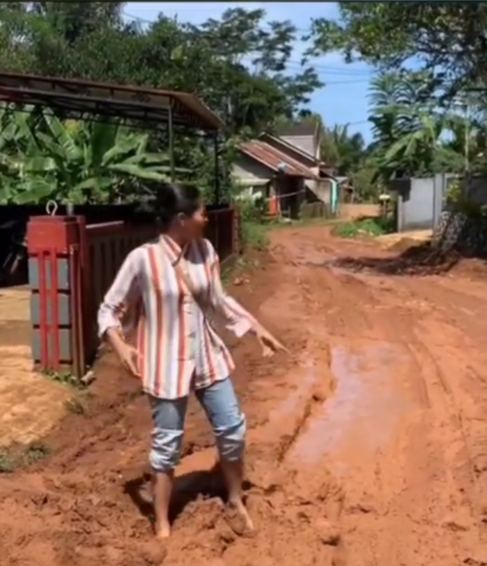 Ibu-Ibu Sindir Gubernur Jawa Barat dan Bupati Cianjur Soal Jalan Rusak