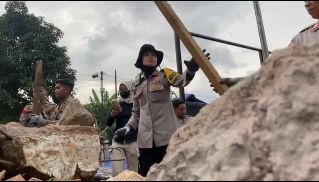 Wakapolres Cianjur Terjun Langsung Bersihkan Puing Rumah Ambruk Pascagempa   