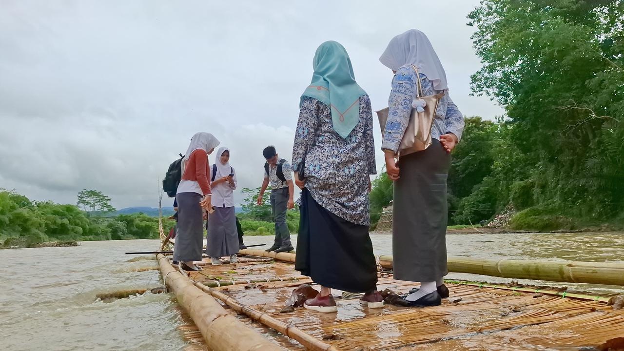 Pemkab Cianjur Pastikan Tangani Jembatan Putus Sungai Cibuni