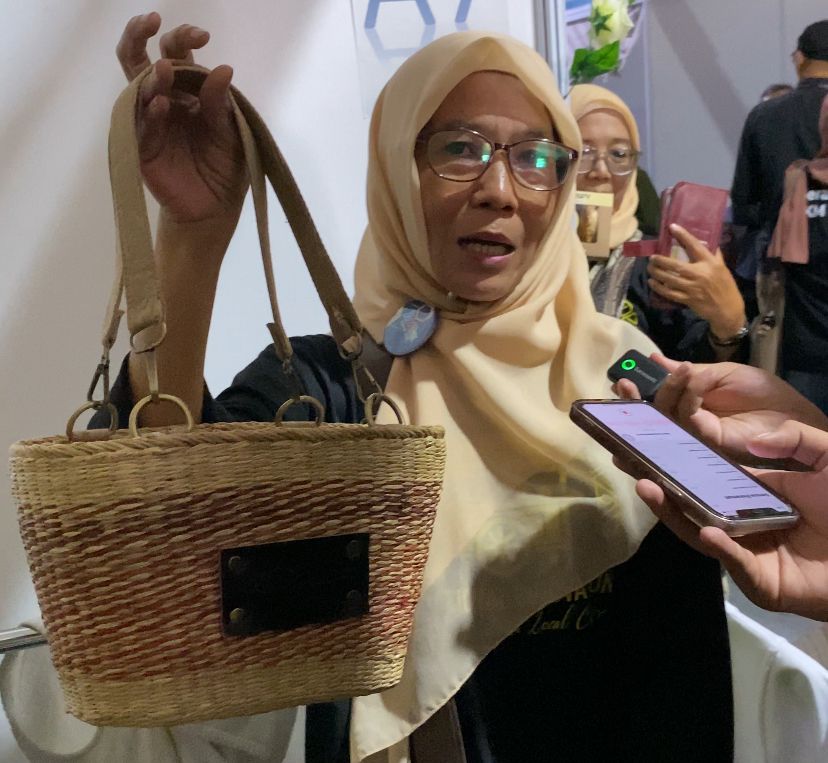 Produk Kerajinan Daun Jati dan Pelepah Pisang Asal Cibeber Tembus Mancanegara