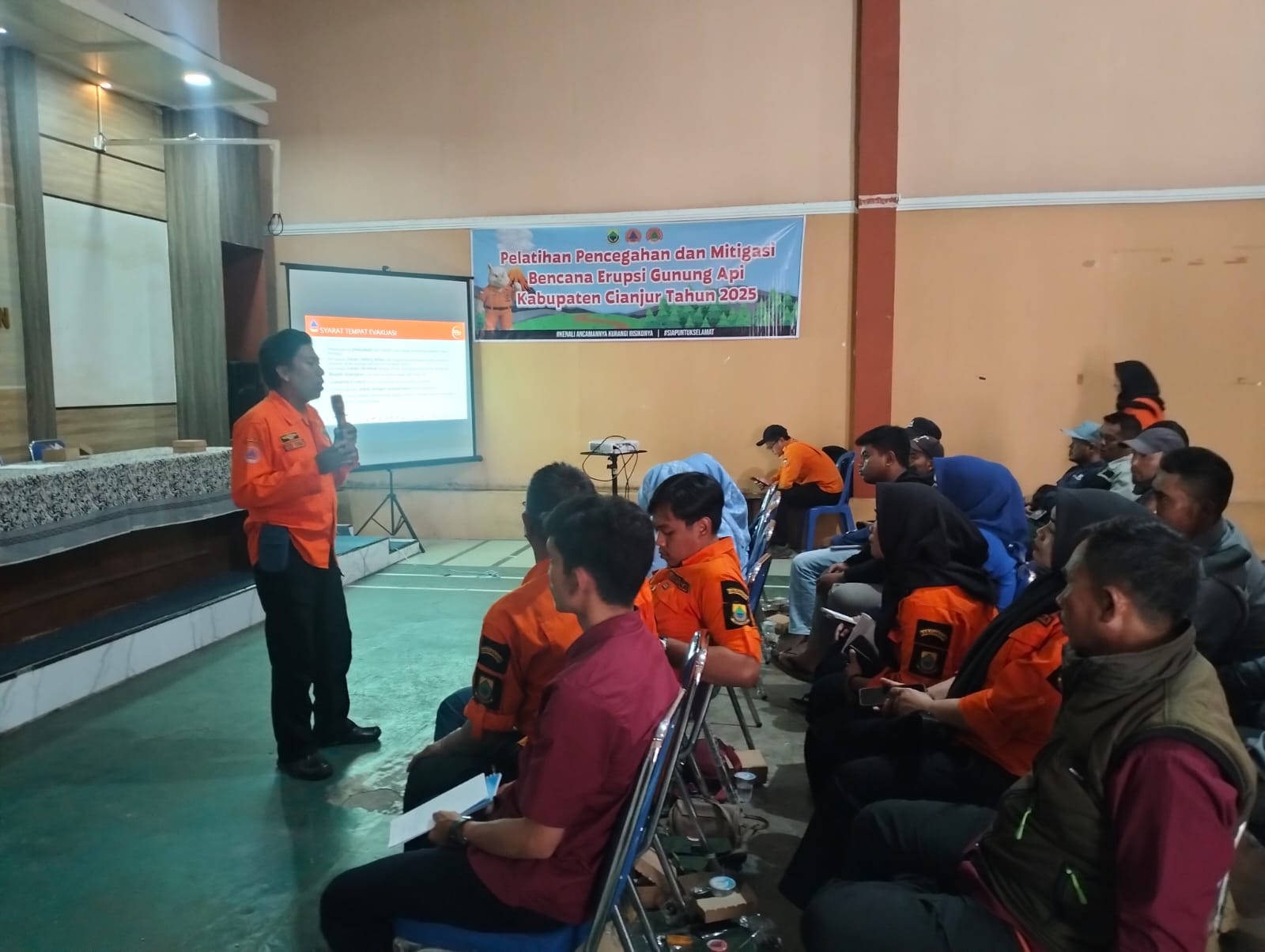 Gandeng BPBD, Pemdes Cimacan Gelar Pelatihan Mitigasi Erupsi Gunung Api