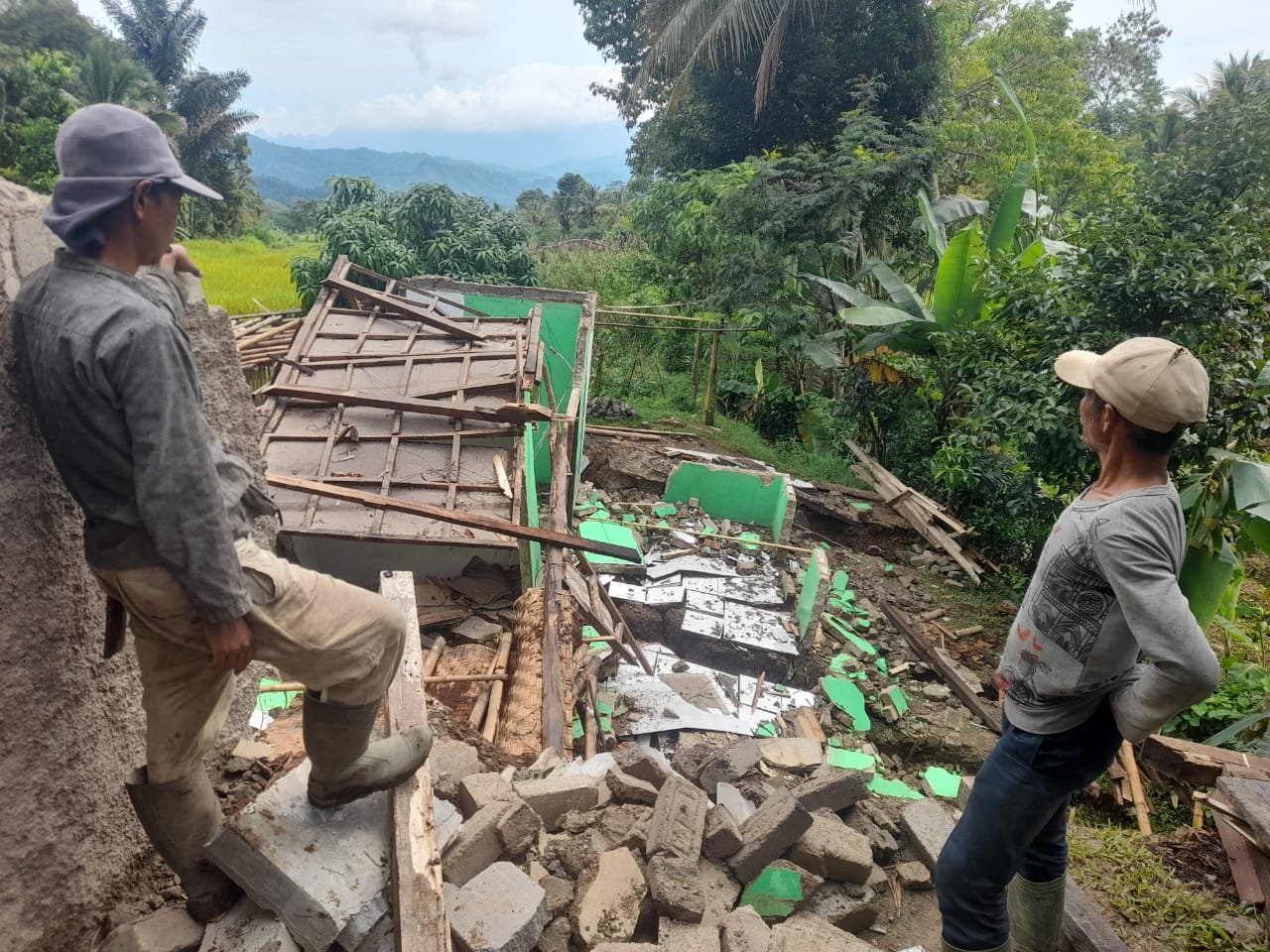 Satu Rumah di Sukaresmi Cianjur Ambruk Akibat Pergerakan Tanah