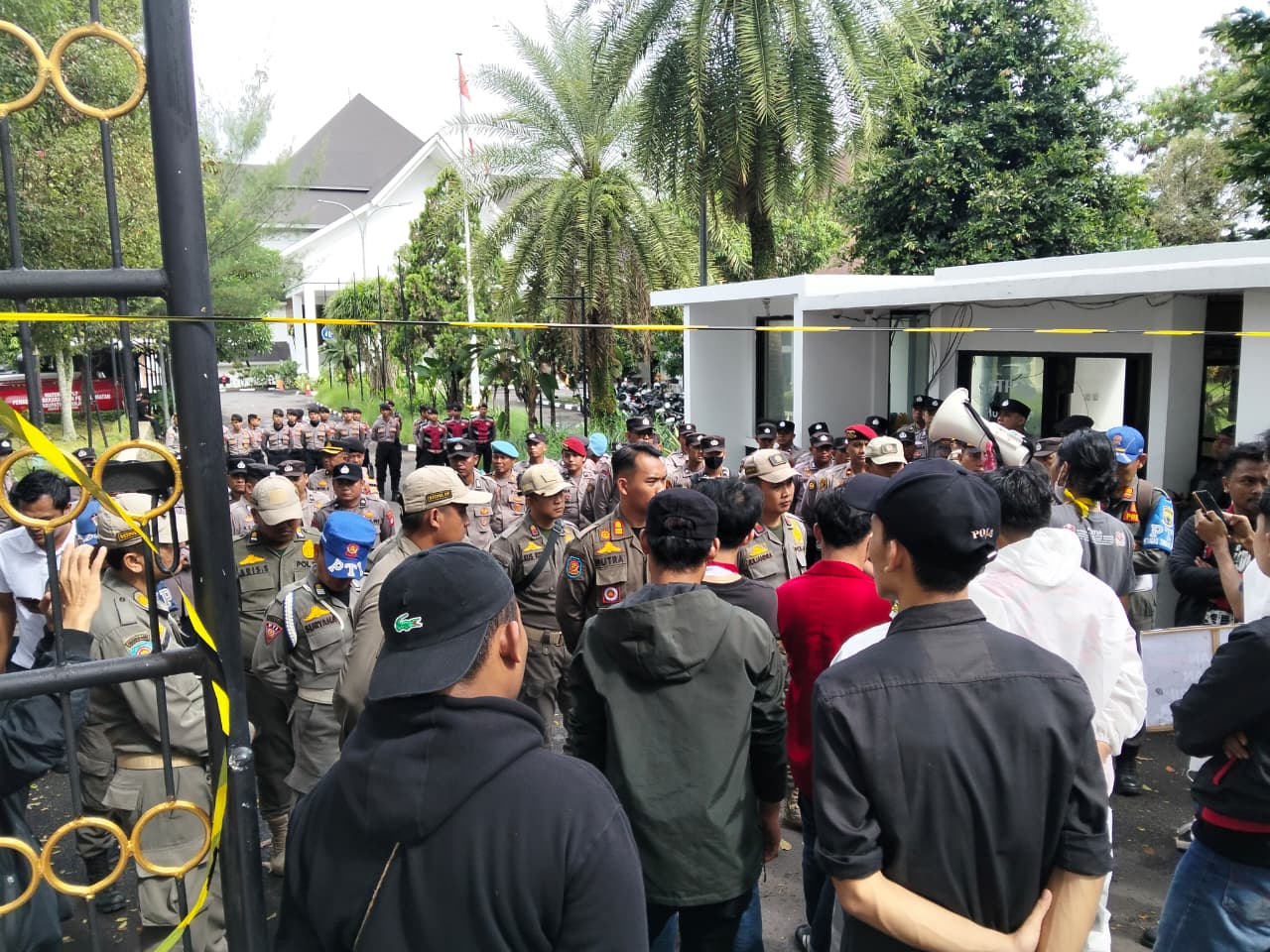 GMNI Gelar Demo di Depan Kantor DPRD Cianjur, Desak Hentikan Sementara Program MBG