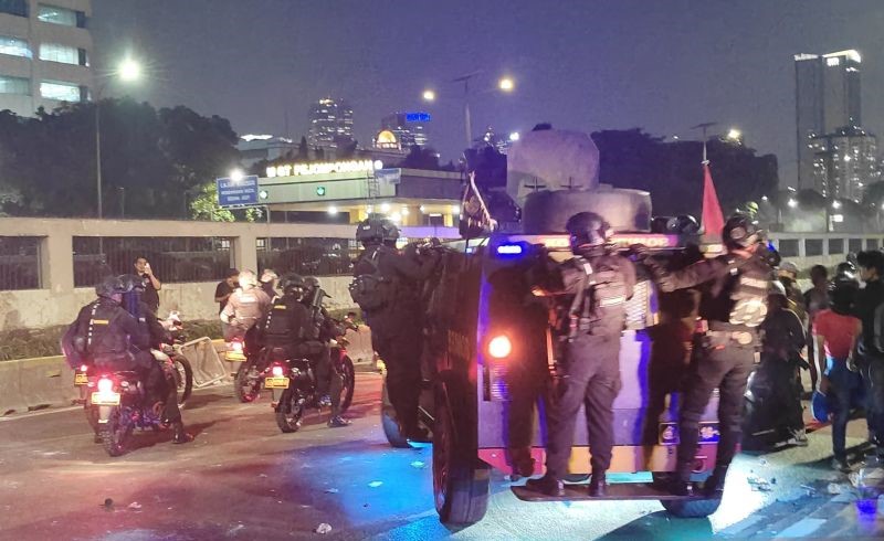 Polisi Bubarkan Paksa Aksi Massa di Gedung DPR