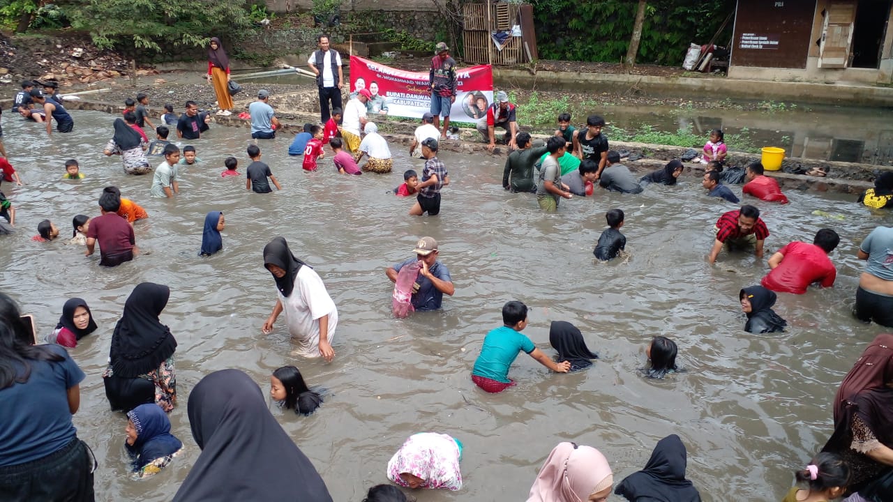 Rayakan Kemenangan Wahyu-Ramzi, Warga Bayubud Cianjur Gelar Tradisi Menangkap Ikan Bersama