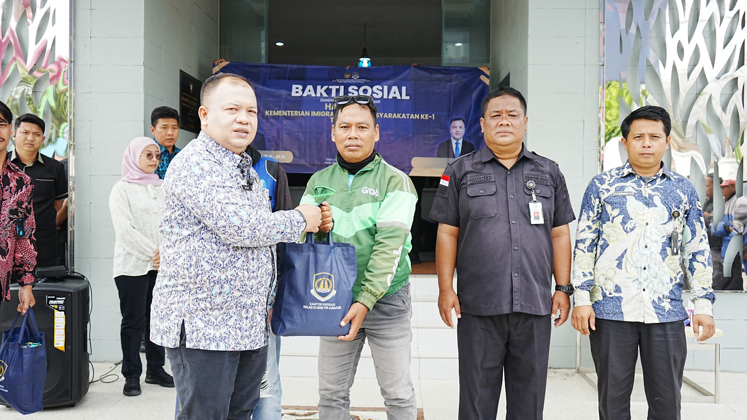 Peringati Hari Bakti, Kantor Imigrasi Cianjur Bagikan Paket Sembako untuk Pengemudi Ojol