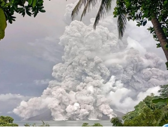 Gunung Ruang Muntahkan Abu Vulkanik Setinggi Lima Kilometer