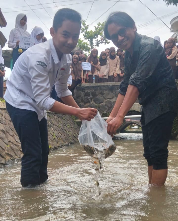 Siswa SMP Cendikia Sukahegar Sukaluyu Tebar Ribuan Ekor Benih Ikan di Jalur Irigasi