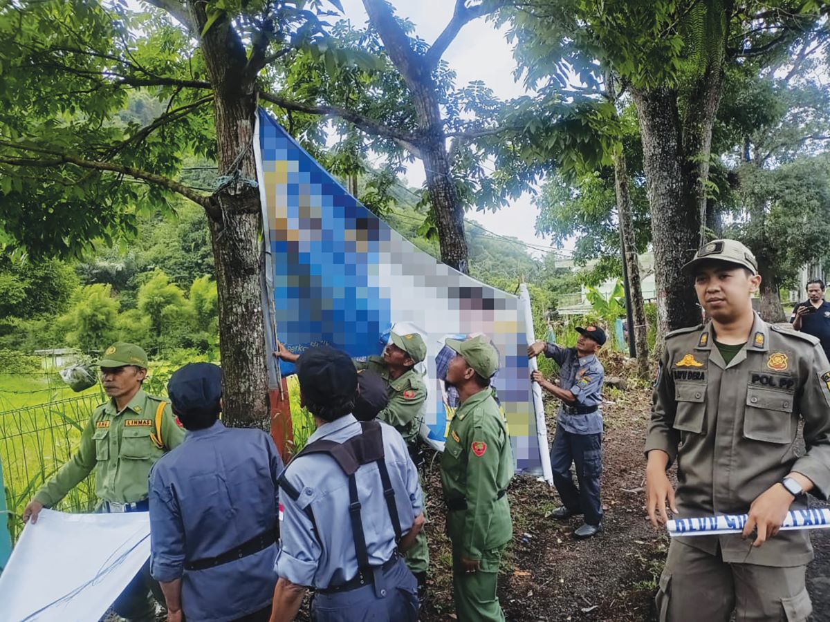 Satpol PP Pacet Tertibkan APK Langgar Aturan Disepanjang Jalan Protokol