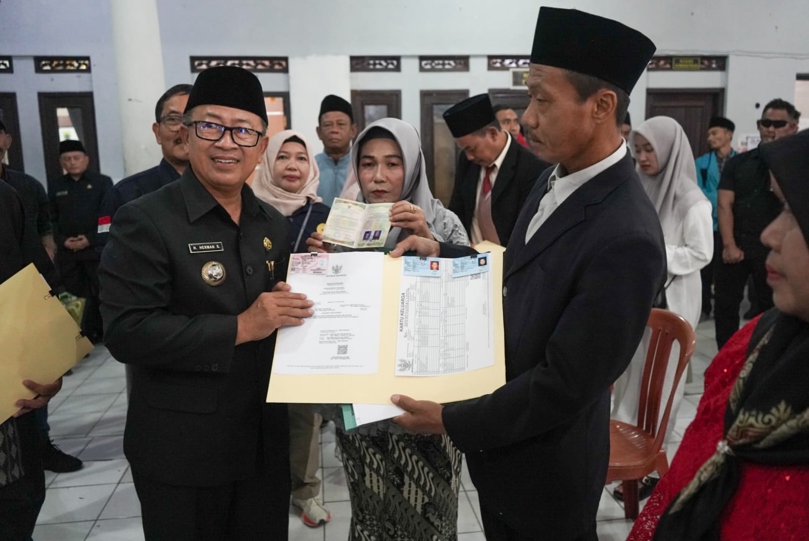 Bupati Herman Tanggung Setengah Biaya, 73 Pasangan di Cibeber Cianjur Kini Punya Buku Nikah