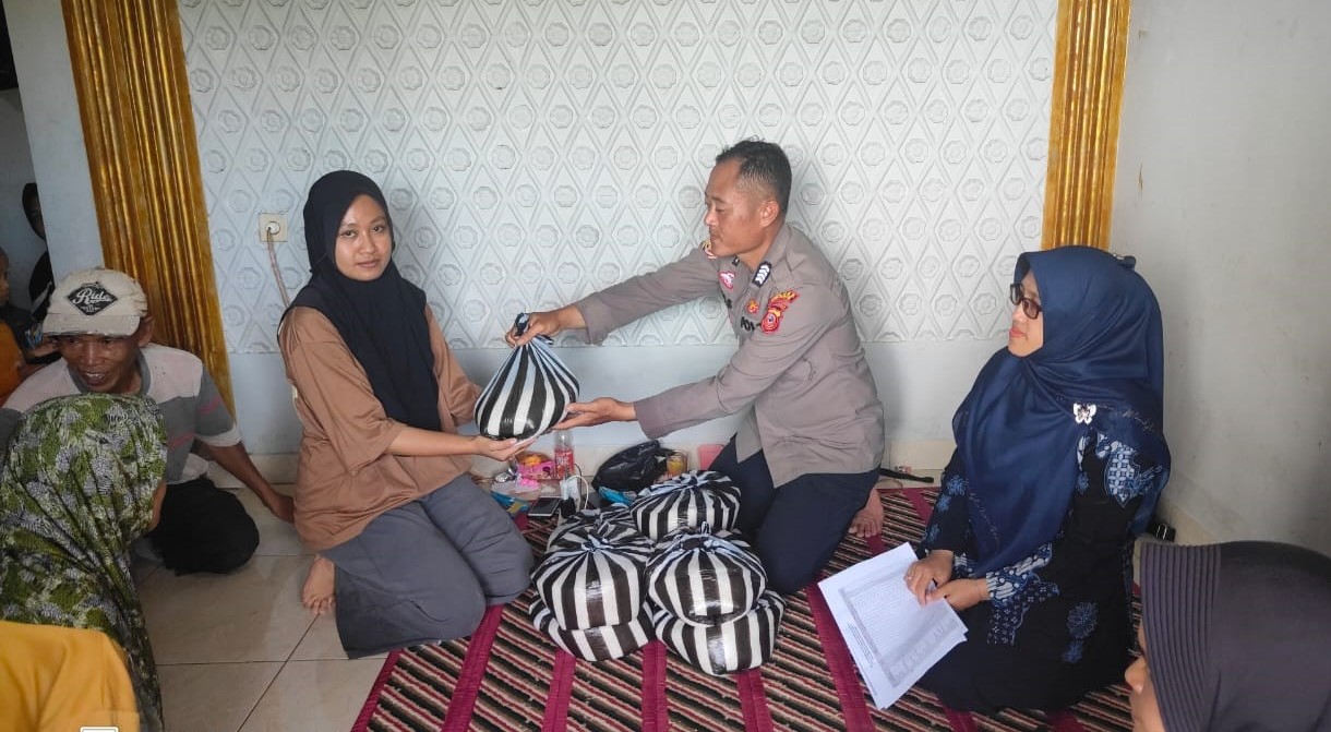  Pemdes Cibanteng Cianjur Salurkan 1 Ton Beras CPPD untuk Warga Terdampak Pergerakan Tanah