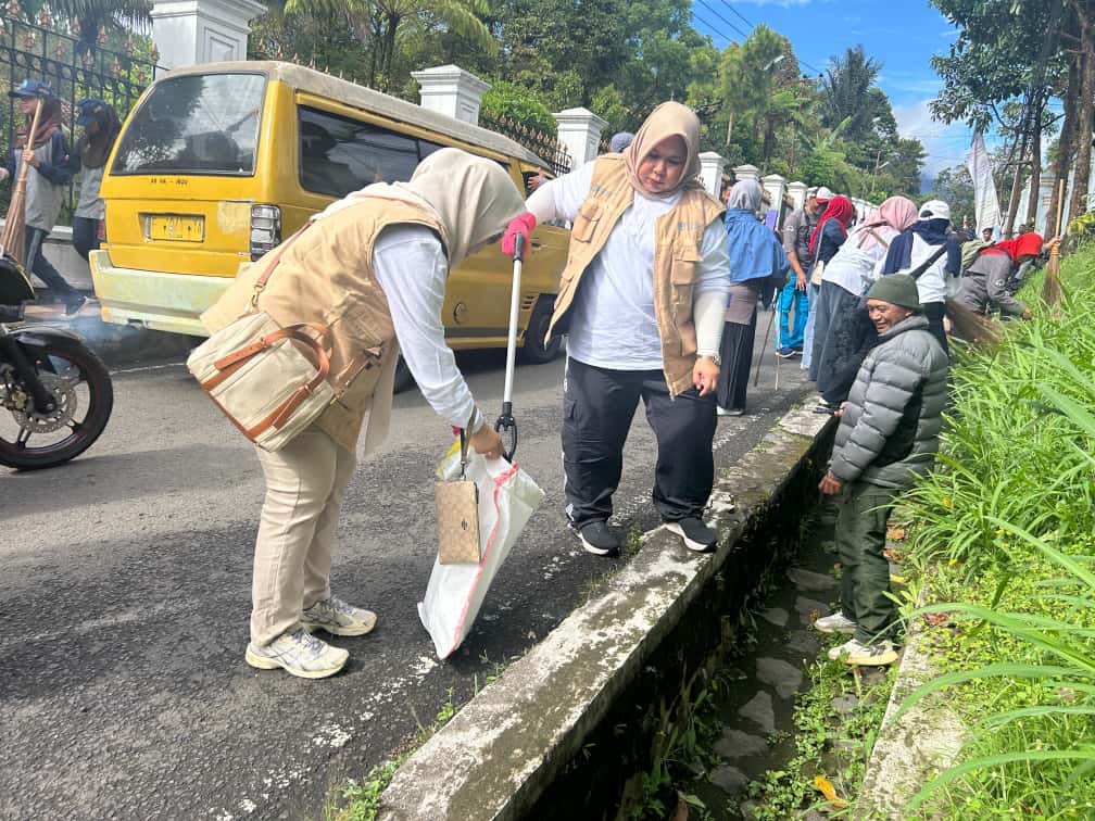Tingkatkan Kesadaran Masyarakat, KLH/BPLH dan Pemkab Cianjur Gelar Aksi Bersih-Bersih di Cipanas