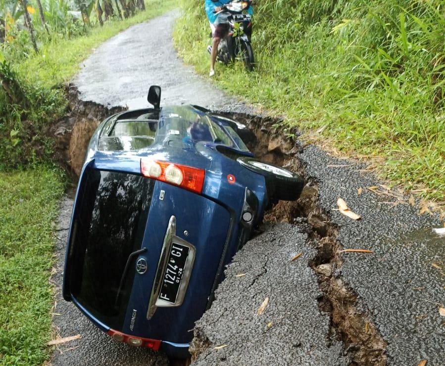 Mobil Terjungkal Akibat Pergerakan Tanah di Takokak, Empat Orang Luka