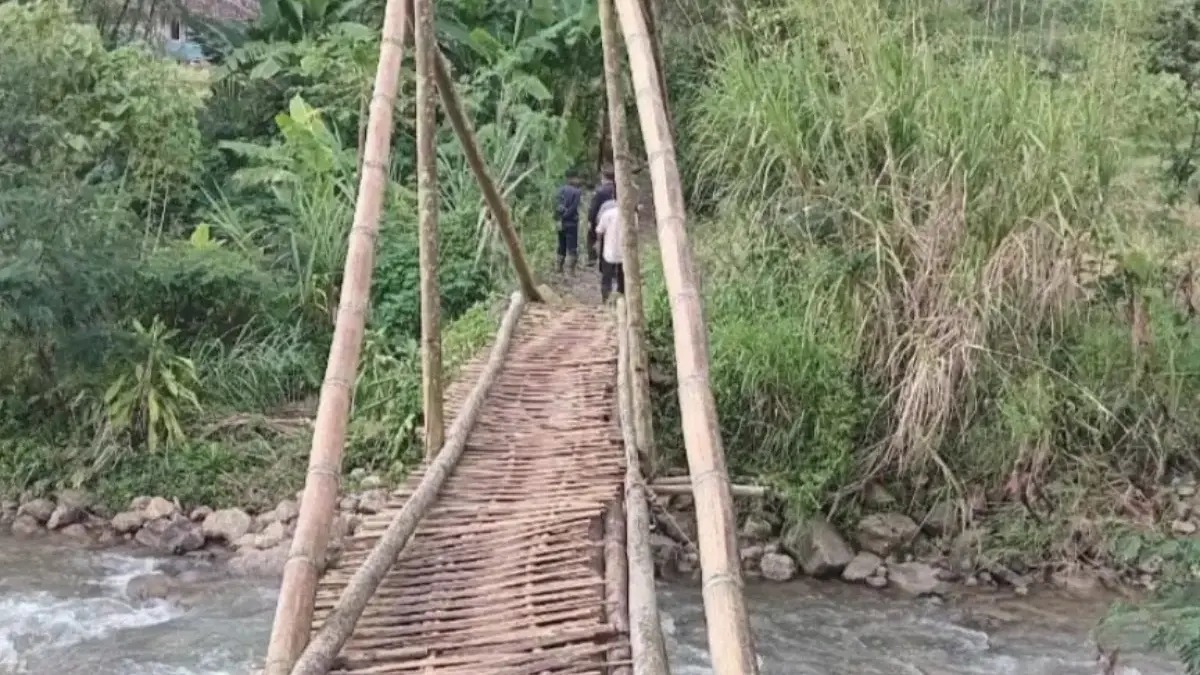 Sudah Lapuk, Warga Desa Sukabungah Cianjur Berharap Jembatan Bambu Diganti Permanen