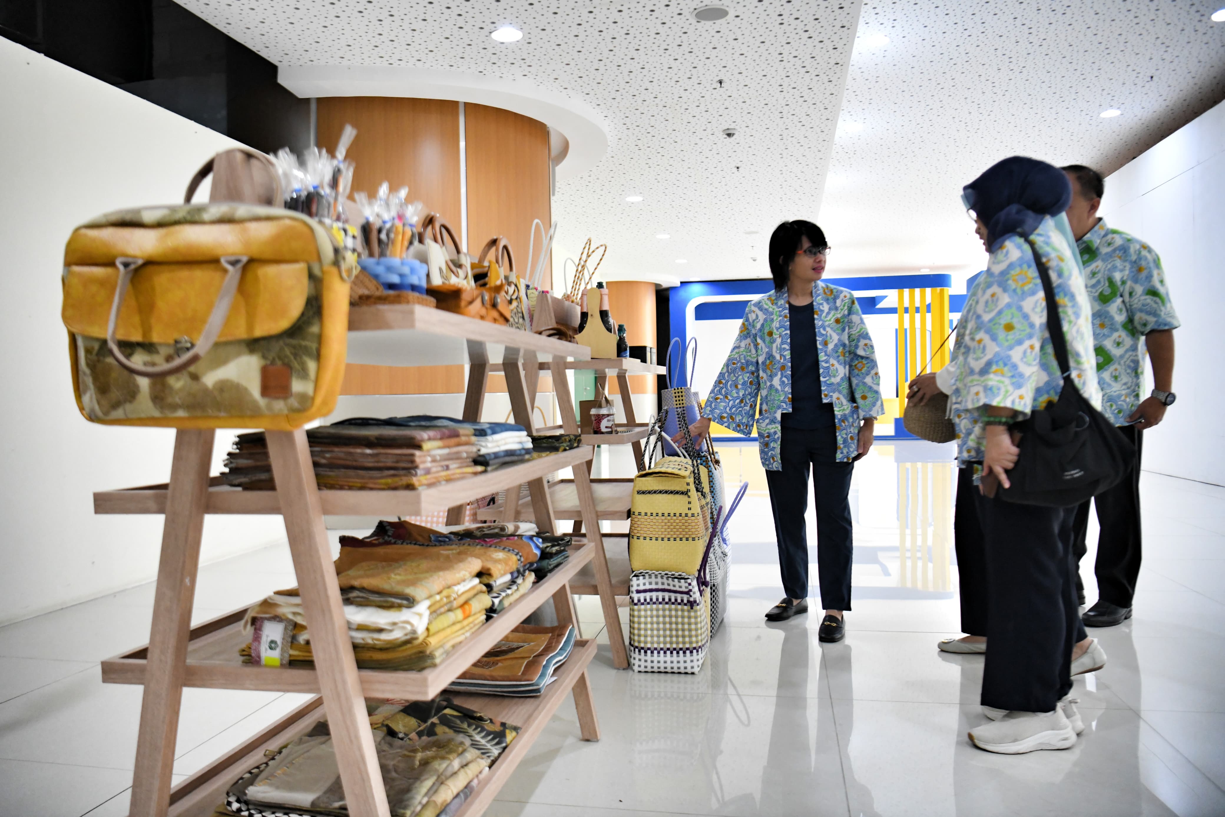 Amanda Soemedi Bey Machmudin Resmikan Kerabat Store di Bandara Kertajati