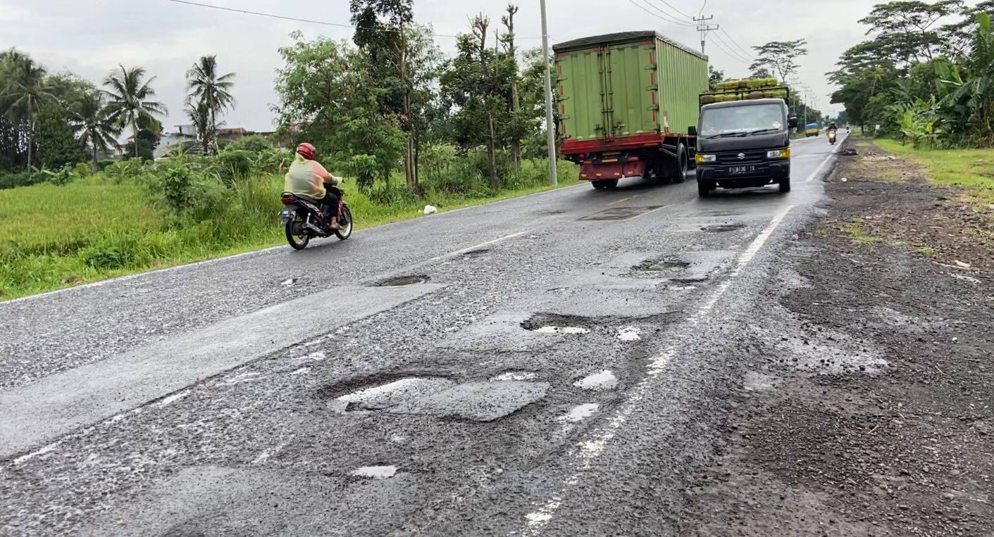 Hati-hati! Jalur Mudik di Cianjur Berlubang Cukup Parah