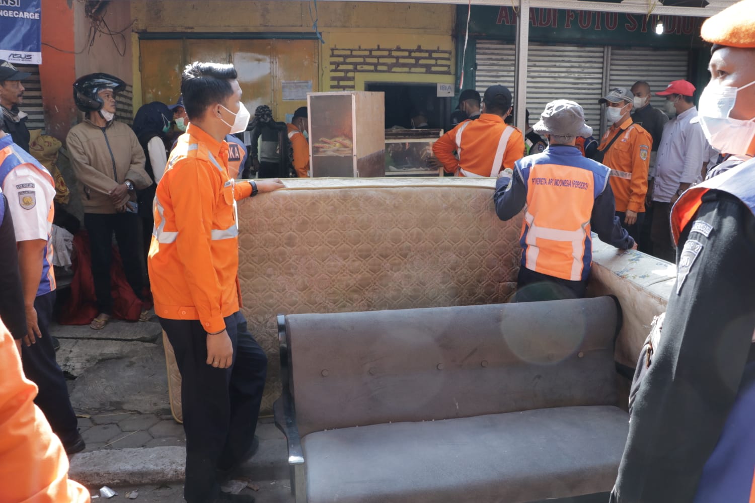 KAI Daop 2 Bandung Lakukan Penertiban Aset Perusahaan di Jalan Babakan Sari Bandung