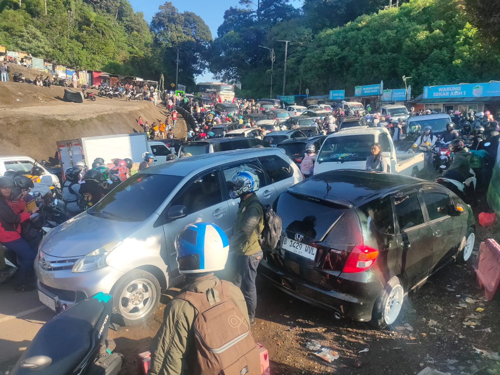 Ribuan Kendaraan Terjebak Macet Hingga Belasan Kilometer di Jalur Puncak