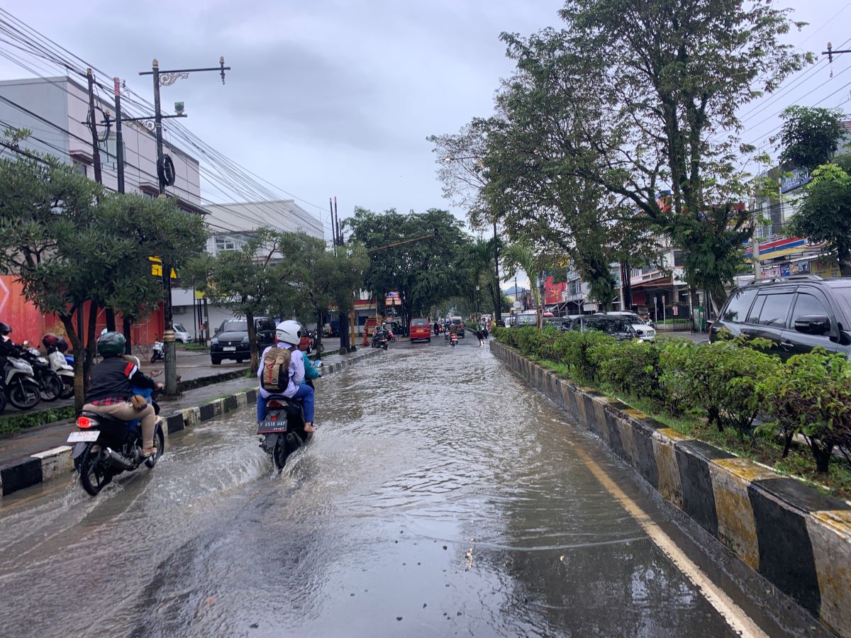 Banjir Rendam Sejumlah Titik di Cianjur, Kendaraan Terjebak Macet