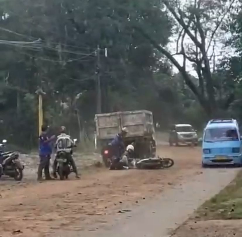Licin, Sejumlah Pemotor Terjatuh di Mande Cianjur