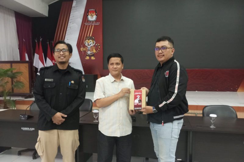 KPU Jabar Serahkan 20 Ribu APK untuk Paslon Cagub-Cawagub Jabar 2024