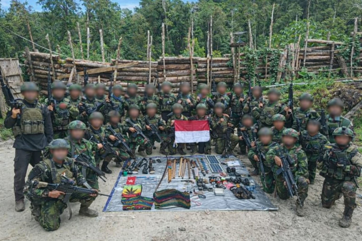 Satgas Yonif 300/Brajawijaya Amankan Senjata dari Markas Kelompok Bersenjata di Nduga