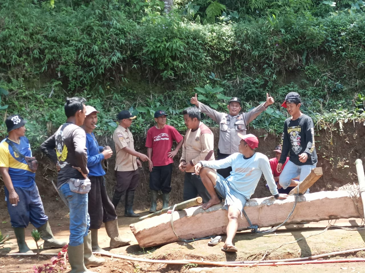 Polisi dan Warga di Sukanagara Cianjur Gotong Royong Perbaiki Jembatan Rusak