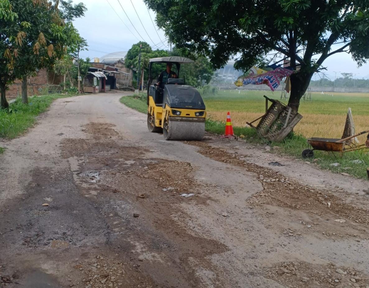 Usai Disorot Pemprov Jabar, Jalan Menuju Stasiun KCIC Tegalluar Akhirnya Diperbaiki