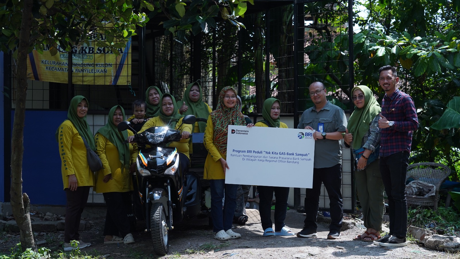 BRI Serahkan Bantuan Program TJSL “Yok Kita GAS” di Kota Bandung