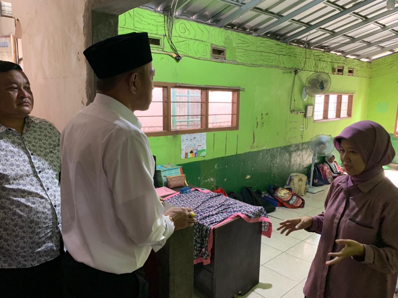 Kekurangan Lokal, Murid SDN Bangbayang 2 Cianjur Terpaksa Belajar Bergiliran dan Lesehan 
