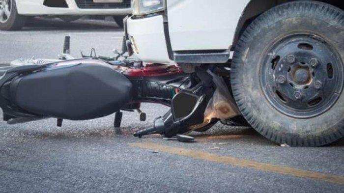 Pemotor Tewas Usai Tabrakan dengan Truk Bermuatan Salak di Cianjur