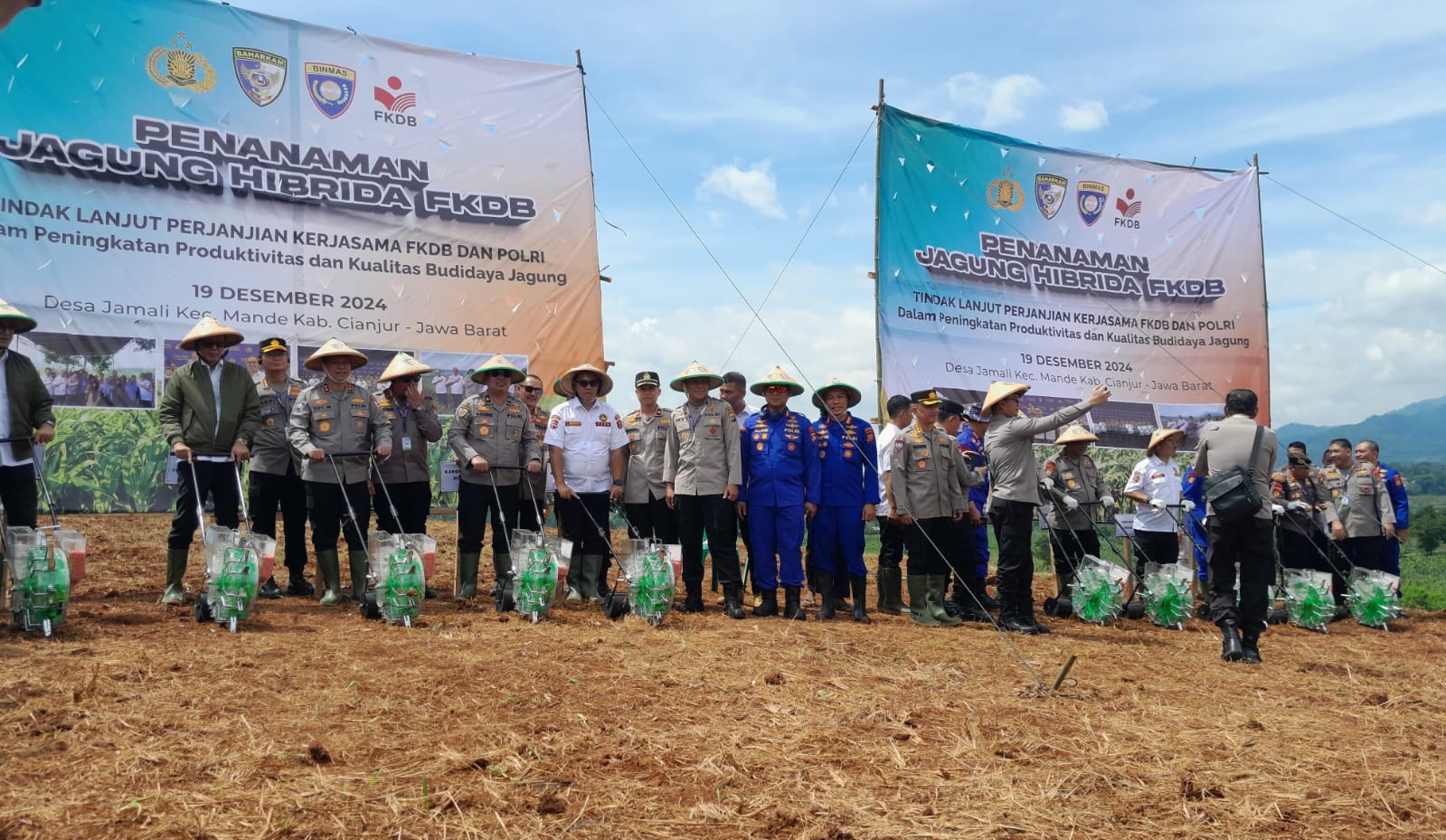 Baharkam Polri, FKDB dan Kelompok Tani Makmur Desa Jamali Kolaborasi Tanam Jagung Hibrida