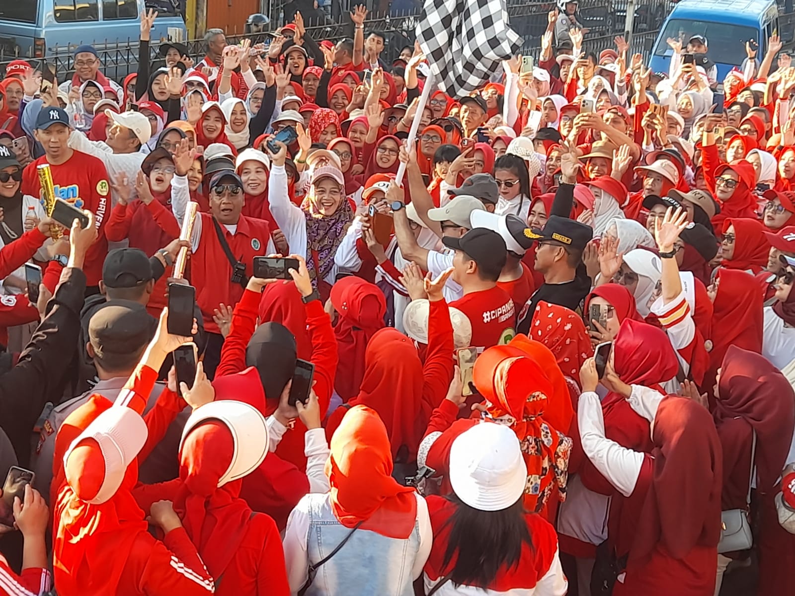 Ribuan Peserta Ramaikan Jalan Sehat Pasar Cipanas