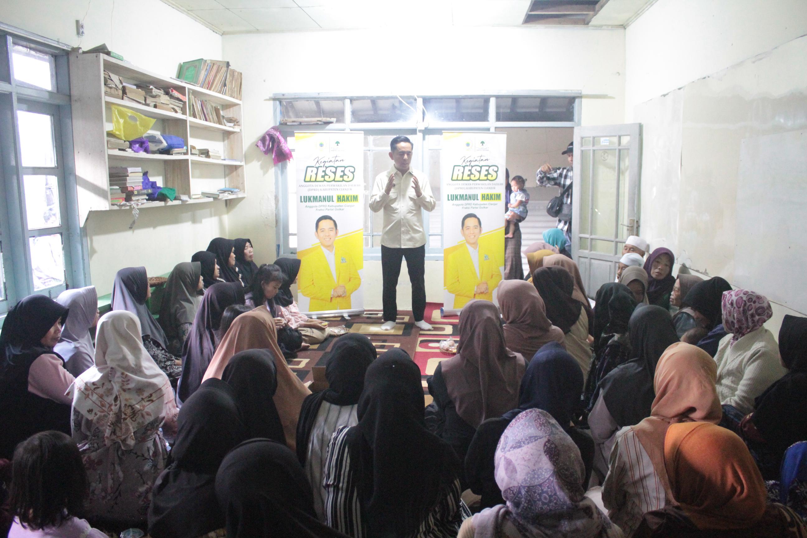 Ikhtiar Kang Lukman Kurangi Angka Putus Sekolah di Cianjur dengan Beasiswa untuk Anak SD