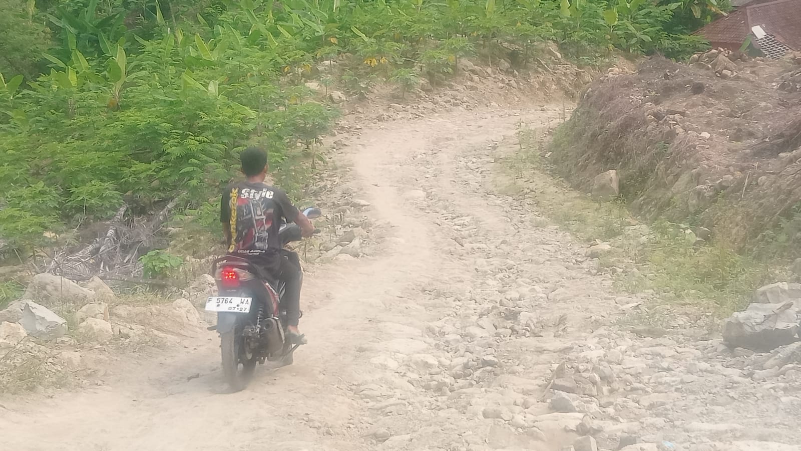 Warga Ciparaja Desak Pemkab Cianjur Perbaiki Jalan Rusak 
