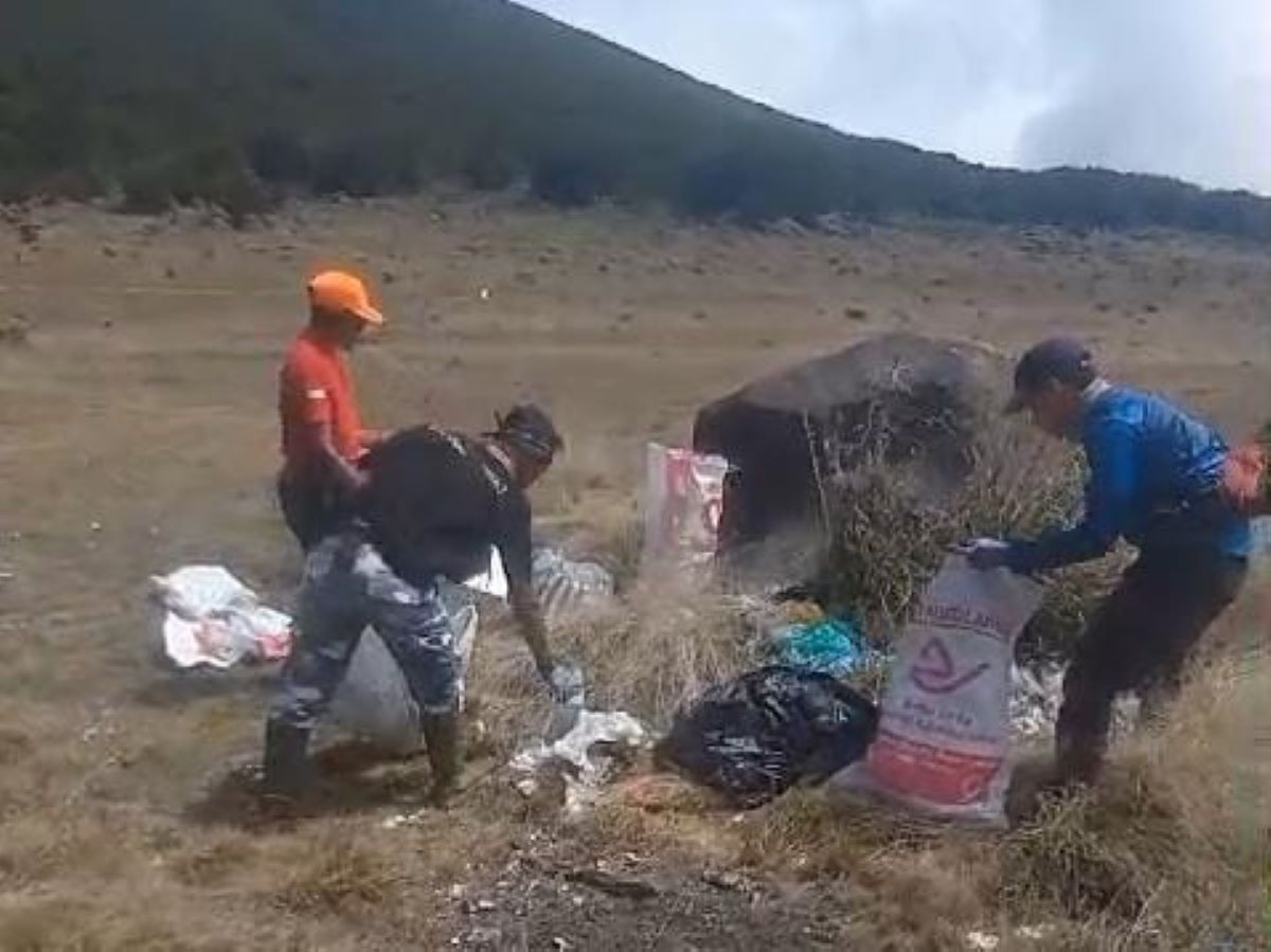 Relawan Turunkan Satu Ton Sampah dari Alun-alun Suryakencana Gunung Gede Pangrango