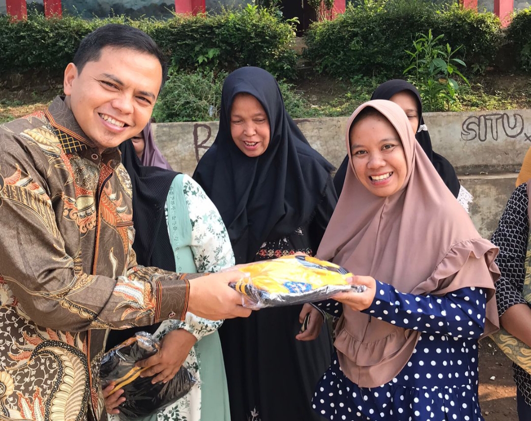 Anggota DPRD Cianjur Asep Guntara Berikan Bantuan Seragam Olahraga di SDN Situsari Kecamatan Mande