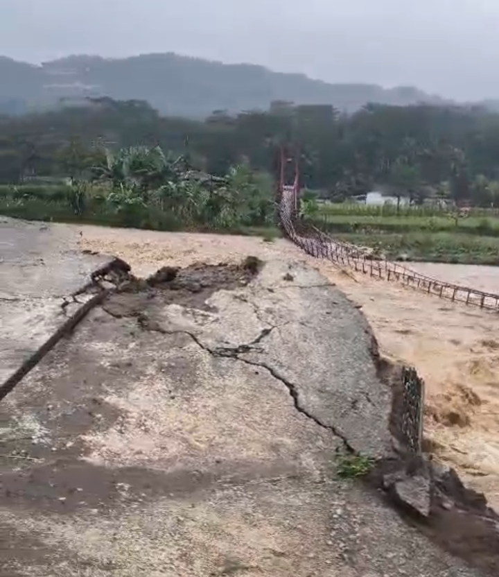 Sungai Cibuni Meluap, Jembatan Penghubung Antar Desa di Tanggeung Putus