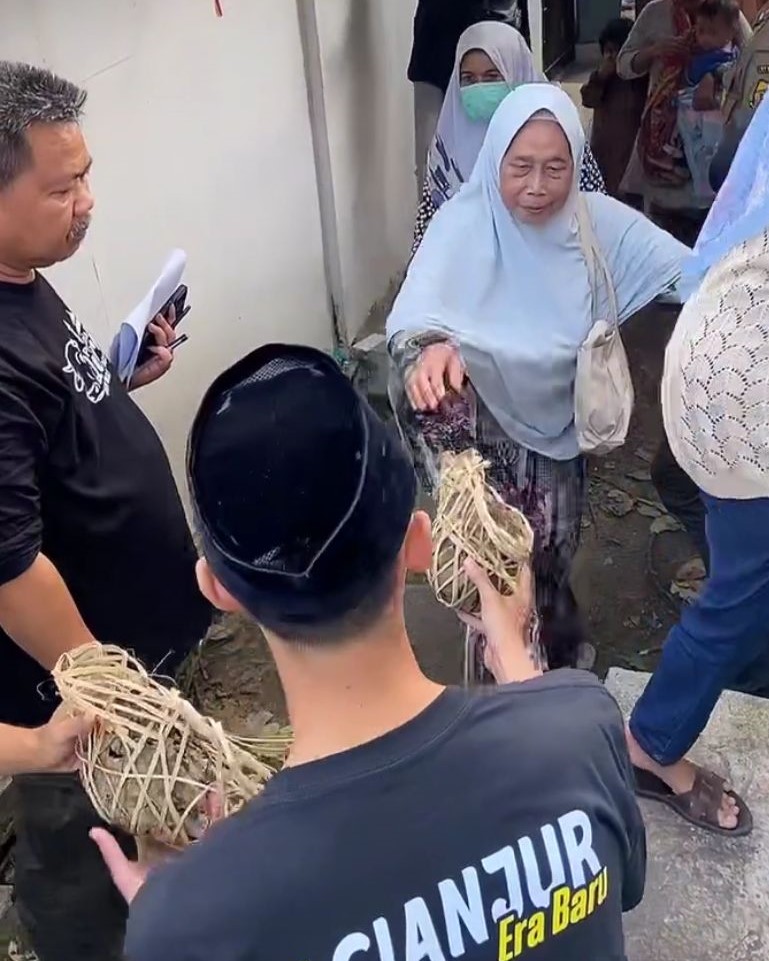 Masjid Agung Cianjur Bagikan 4.000 Kantong Daging Kurban