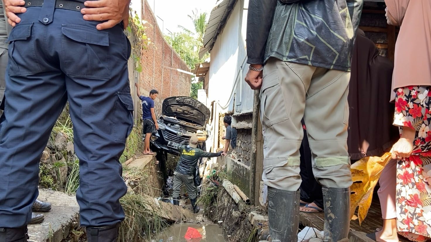 Banjir Cianjur, Mobil Hanyut dan Tersangkut di Atas Saluran Irigasi