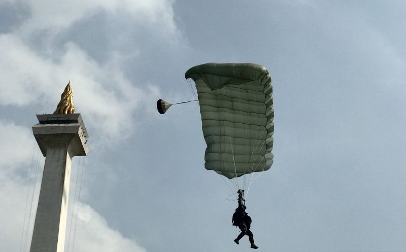 HUT Ke-79, TNI Unjuk Kemampuan Terjun Payung Sampai Bela Diri Militer