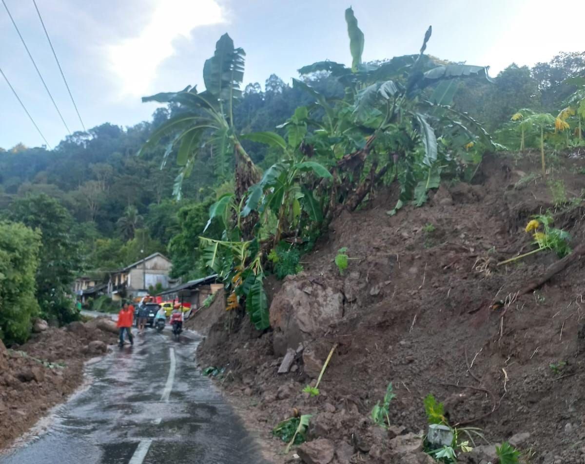 Diguyur Hujan Deras, Tebing Setinggi 15 Meter di Cibinong Cianjur Longsor