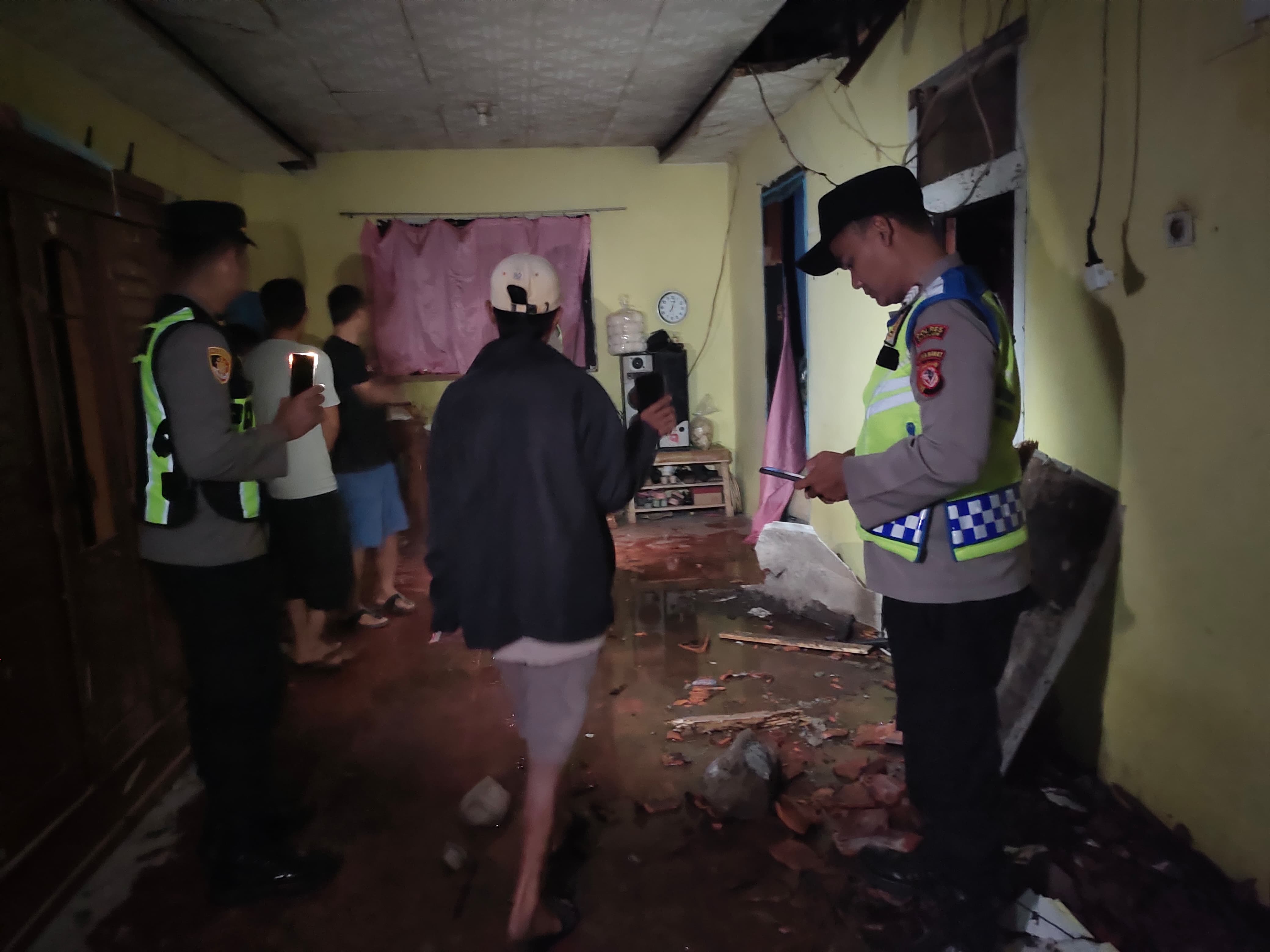 Angin Kencang Rusak Dua Rumah di Sukaluyu Cianjur
