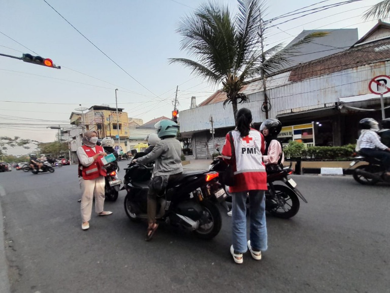 Abu Vulkanik Capai Cianjur, PMI Bagikan 1.000 Masker ke Warga