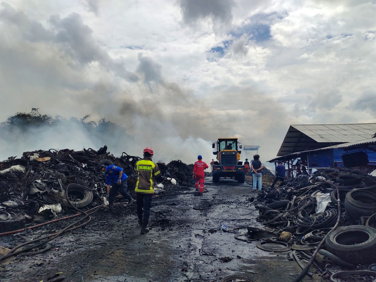 Pasca Kebakaran Tumpukan Ban Bekas, Pemerintah Kecamatan Mande Buka Posko Pengaduan Warga